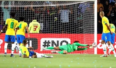 Despeje del arquero brasileño ante un remate argentino.