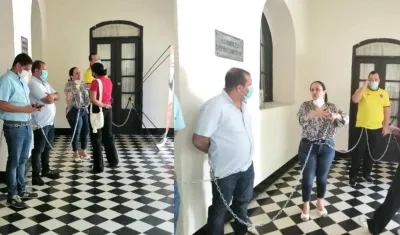 Los Diputados durante la protesta.