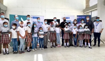 El Alcalde José Fernando Vargas durante la entrega de los computadores.