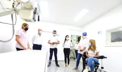 La Gobernadora Elsa Noguera inspeccionando las nuevas instalaciones.