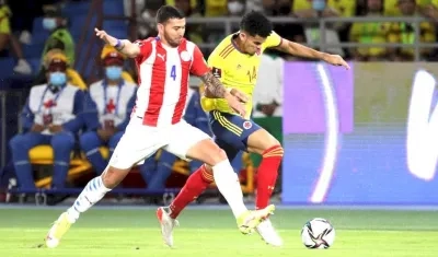 Luis Díaz eludiendo la marca del lateral Juan Escobar.