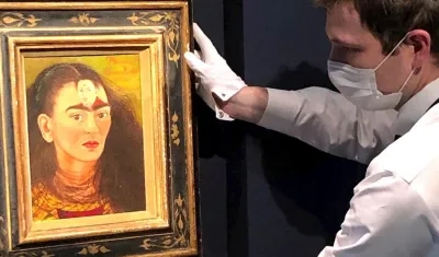 Un operario de Sotheby's desplaza el autorretrato "Diego y yo", de Frida Kahlo, a la sede de la casa de subastas en Nueva York. 