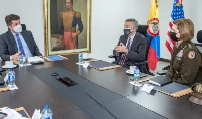 El Ministro Diego Molano, el Embajador y la Jefa del Comando.