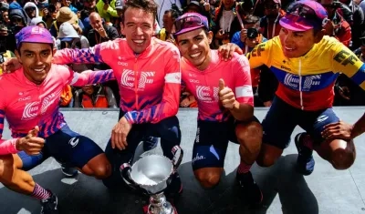 Sergio Higuita, al lado de Daniel Martínez, Rigoberto Urán y  Jhonatan Caicedo