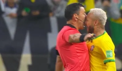 Momento de la polémica entre Roberto Tobar y Neymar. 