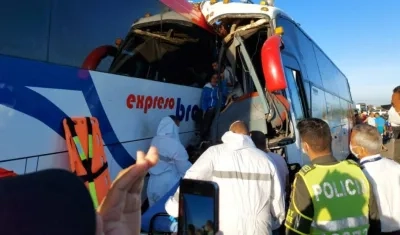 Los dos buses que chocaron de frente. 