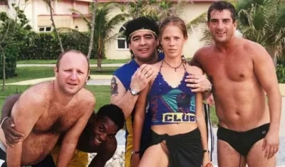 Mavys Álvarez con Diego Armando Maradona. 