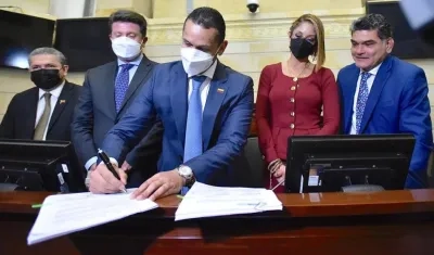 El Ministro del Interior, Daniel Palacio, radicando el proyecto.