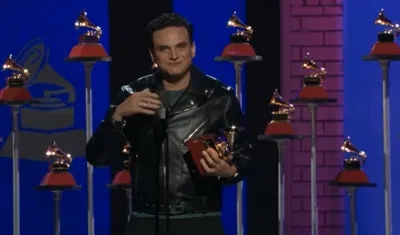 Silvestre Dangond al recibir el premio Latin Grammy en música vallenata.