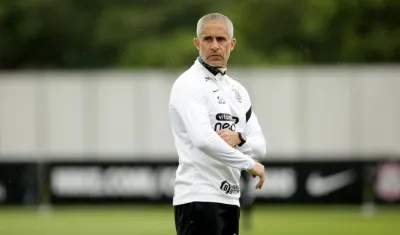 Sylvinho, técnico brasileño. 