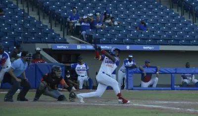 Leandro Emiliani conectó cuadrangular con bases llenas.