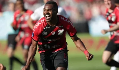 Maycon Ferreira 'Nikao' de Paranaense celebra luego de anotar un gol hoy