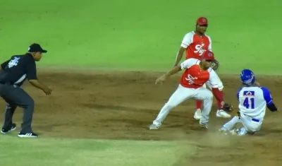 Rafael Romero pone out en segunda a Gustavo Campero.