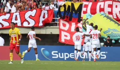 Jugadores del América festejan uno de los goles. 