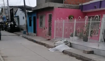 La Policía acordonó el área donde ocurrió el crimen. 