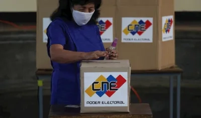 Una mujer ejerce su derecho al voto en un colegio electoral en Caracas, Venezuela, este domingo. 
