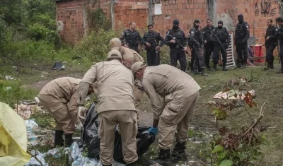  Bomberos, peritos y policías acompañan el levantamiento de los cuerpos.