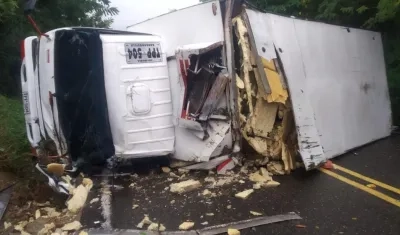 Así quedó el furgón tras el accidente. 