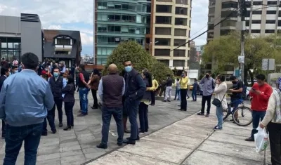 En Quito fueron evacuados algunos edificios tras el fuerte sismo.