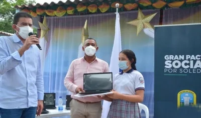 Alcalde Rodolfo Ucrós entregando los computadores. 