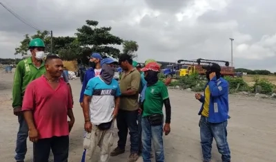 Auxiliares logísticos o coteros en la zona portuaria de Barranquilla