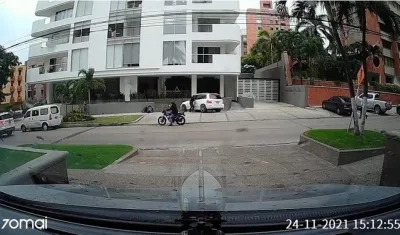 Momento en que es atracado el jugador de Junior. 