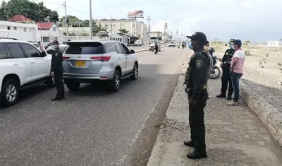 En esta camioneta, de color gris, se movilizaba la abogada cuando fue atacada a bala. 