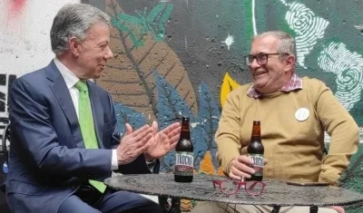 Expresidente Juan Manuel Santos y Rodrigo Londoño brindaron con cerveza por la paz de Colombia.