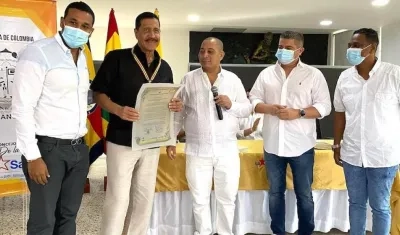 El empresario de espectáculos Enrique Chapman recibiendo la condecoración.