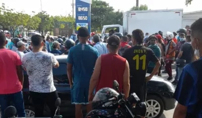 Personas aglomeradas tras ser impactado a bala un vehículo marca Kia Picanto. 