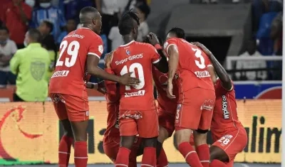Jugadores del América de Cali celebran un gol. 