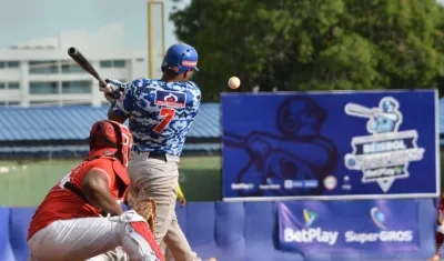Carlos Martínez despachó un gran batazo para poner adelante a Caimanes. 