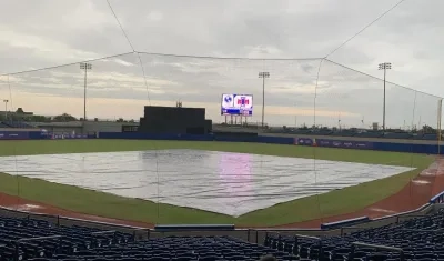 La fuerte lluvia no dejó jugar en el estadio Édgar Rentería. 