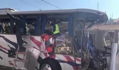 Así quedó el bus incrustado en la vivienda.
