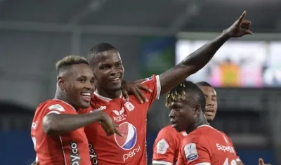 Jugadores del América de Cali celebran un gol. 