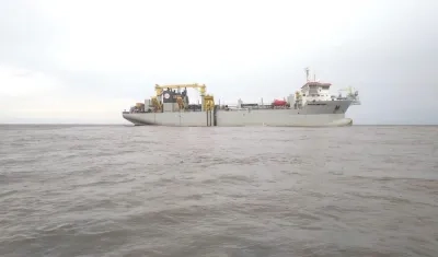 La draga 'Bartolomeu Dias' trabajando en el canal de acceso.