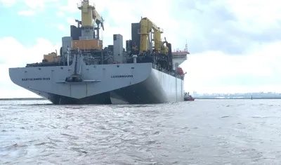 La draga 'Bartolomeu Dias' sigue trabajando en el canal de acceso.