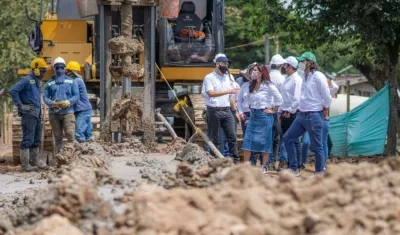 Gerente de Fondo Adaptación, Raquel Garavito Chapaval, supervisa unas obras.