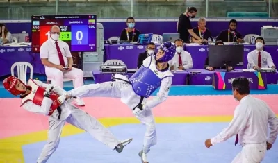 Jhon Garrido conecta una patada a su rival. 