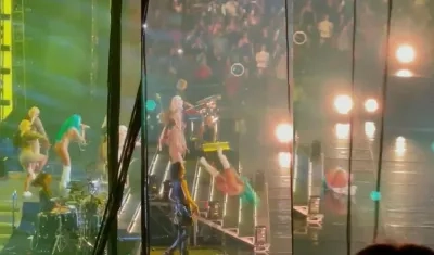 Momento de la caída de Karol G. 