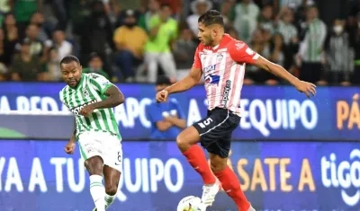 Larry Vásquez enfrentando la marca de Dorlan Pabón.