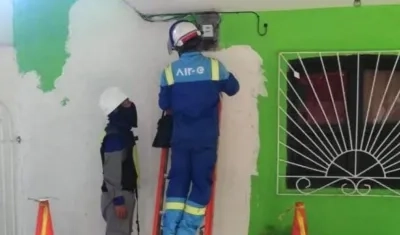 Operarios cuando realizaban el trabajo en Villa Estadio.