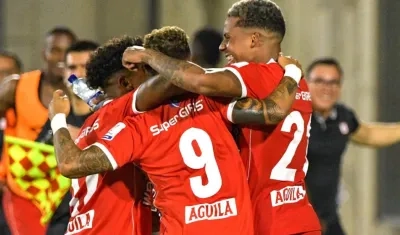 Celebración americana del gol del triunfo anotado por Joao Rodríguez.