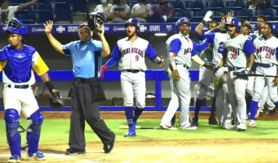Dominicana festeja tras anotar.