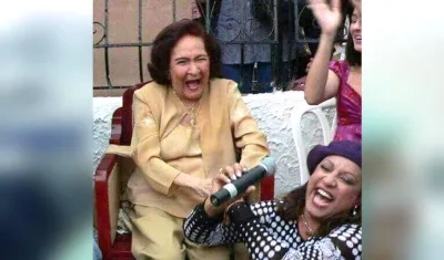 Esthercita Forero (Q.E.P.D.) cantando 'La Guacherna' con Milly Quzada.