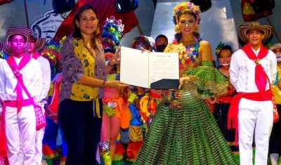 La Secretaria de Cultura, María Teresa Fernández, entregando el Decreto a la Reina Valeria.