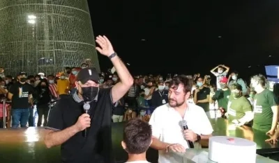 El empresario Christian Daes durante el encendido del gigantesco árbol navideño.