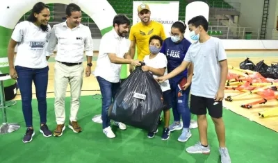 El Alcalde Jaime Pumarejo durante la entrega de los implementos deportivos.
