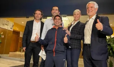 Los precandidatos al final de la reunión.