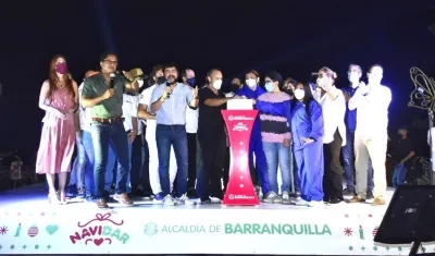 El Alcalde Jaime Pumarejo presidiendo el encendido del alumbrado navideño.